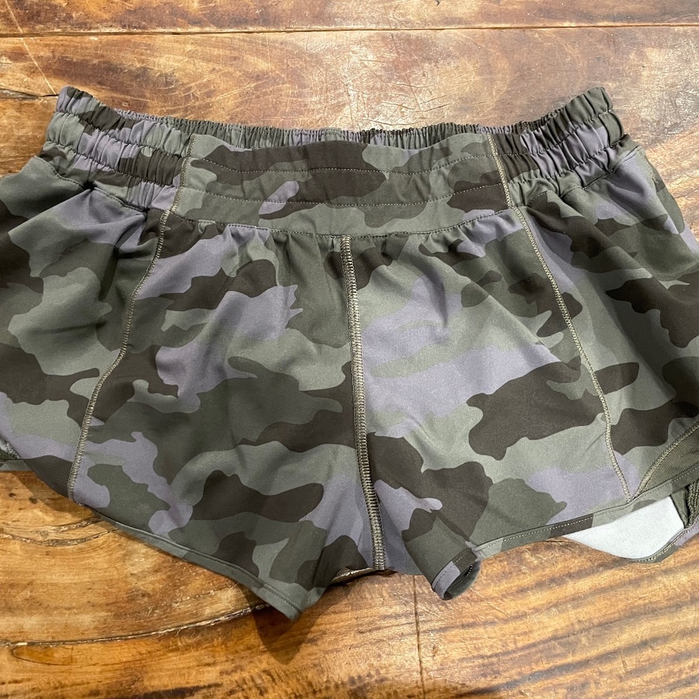 Lululemon Hotty Hot Short 2.5" Incognito Camo Dark Olive Greens Reflective Sz 8